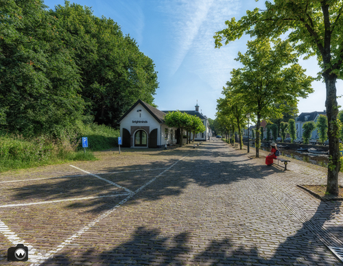 Laura zit op een bankje op de straat