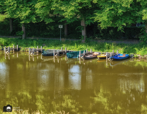 Steigers met kleine bootjes