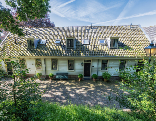 Wit huisje binnen de vesting