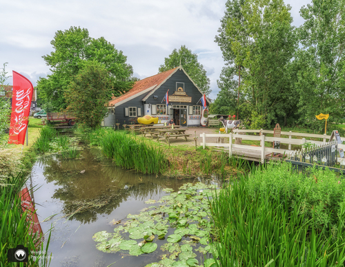 Schoenmaker huisje aan een vijver