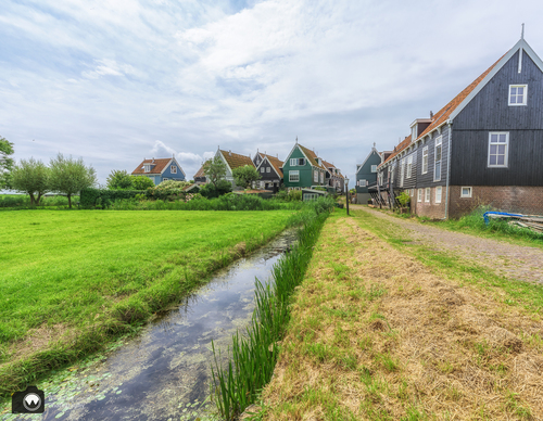 Huizen aan een slootje
