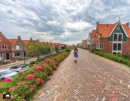 Laura loopt door straatje