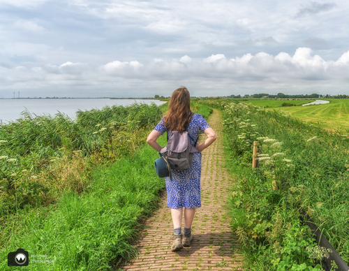 Laura op de rug gezien