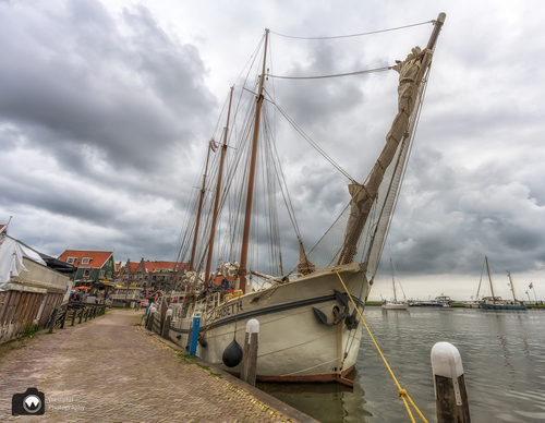 Groot oud schip in de haven