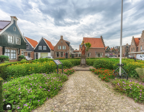 Pleintje met groepje huizen