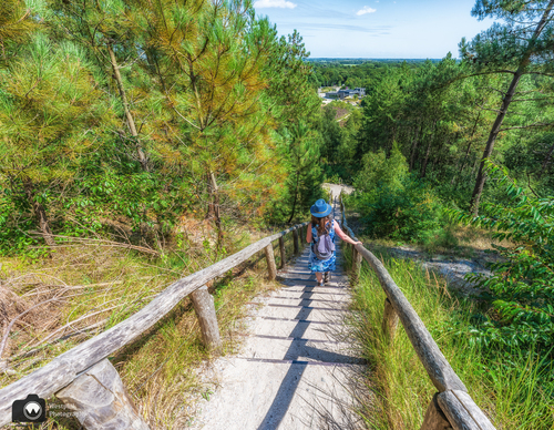 laura op de rug gezien aan het afdalen op de trap