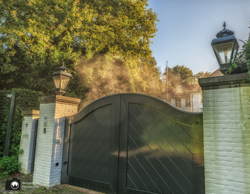 Grote poort met witte stenen pilaren
