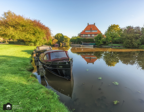 Bootjes in het water bij villa