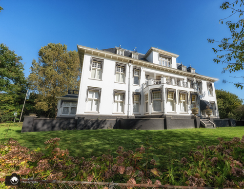 Statige achterkant van de witte villa