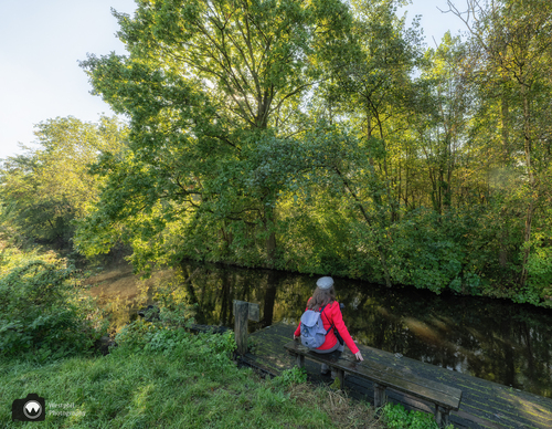 Laura op een bankje aan het water