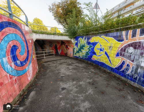 Een straat door moza&iuml;ek kunstwerk muren