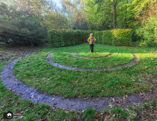 Laura staand in het theater van ronde banen