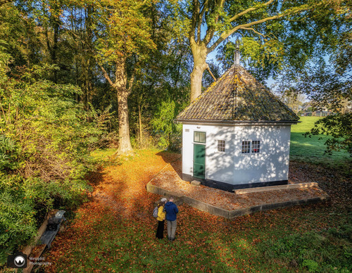Klein wit rond theehuisje