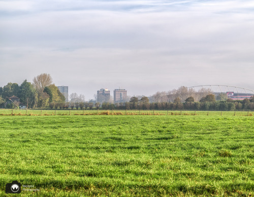 Laura op een bankje aan de velden