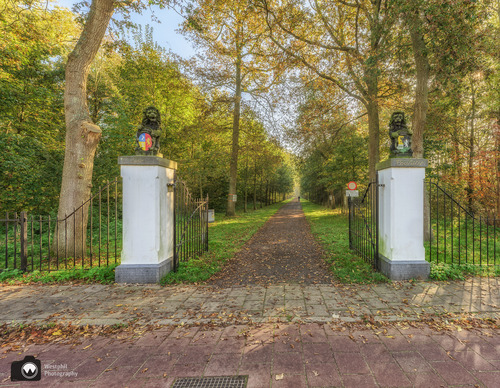 Poort met standbeelden van leeuwen
