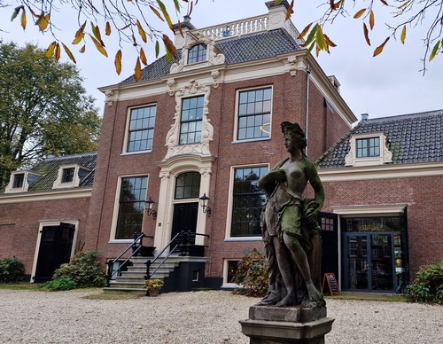Grote villa met standbeeld