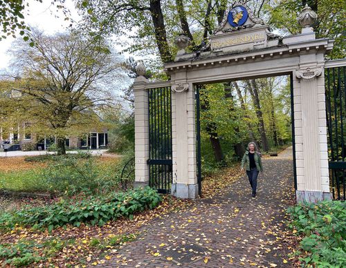 Bregje wandelt door poort frankendael park