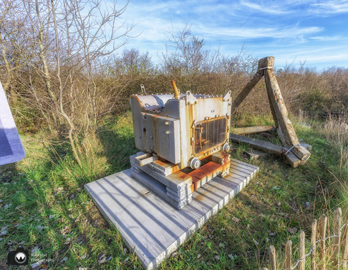 laura op de rug gezien met open armen in een duinpan