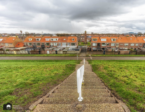 nationaal monument voor reddingswezen tussen huizen door