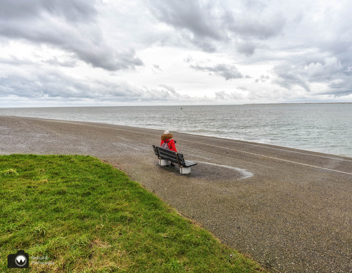 laura op bankje uitkijkend over het water
