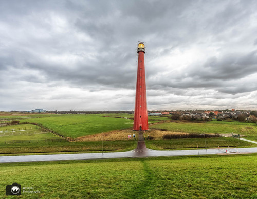 cover van vuurtoren tussen de velden
