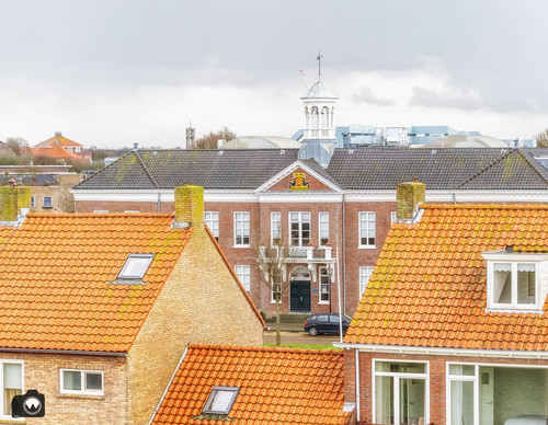 oude stadhuis van den helder achter wat huizen