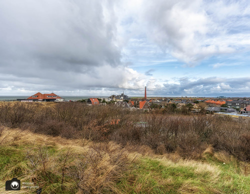 vuurtoren met dorpje in de verte
