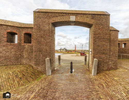 grote stenen poort van ingang fort kijkduin