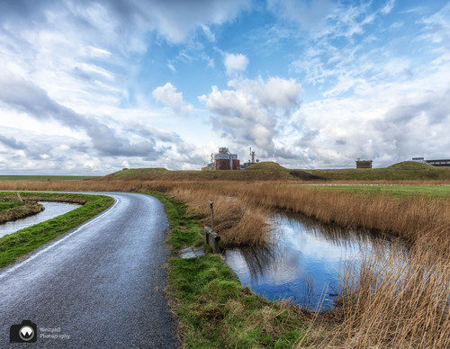 fort in de verte naast weg en sloot