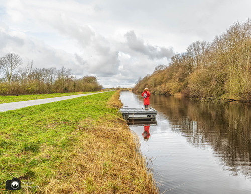 laura op steiger aan kanaal