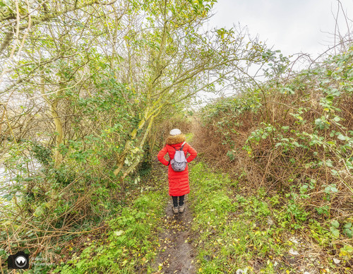 laura op een overwoekerd paadje