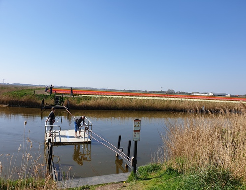Pontje met wandelaars 