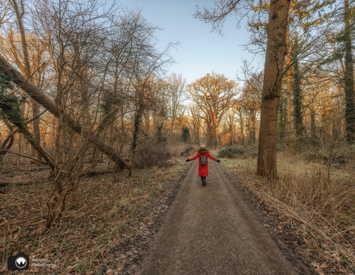 Laura met armen wijd op bosPad