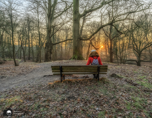 Laura op bankje in de zon