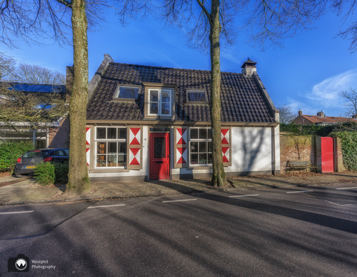 Huis met witte en rode luiken