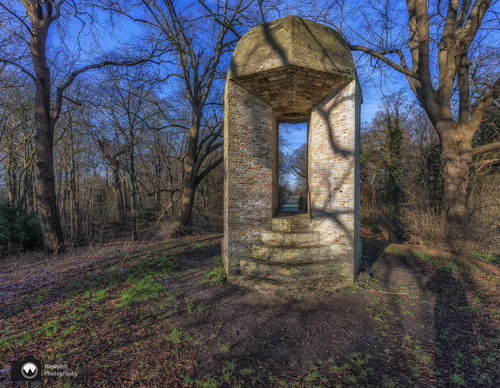 Stenen pilaar met gat erin