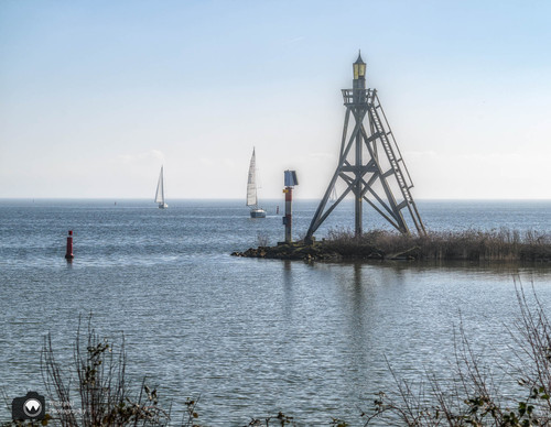 Zeilbootjes bij vuurtoren