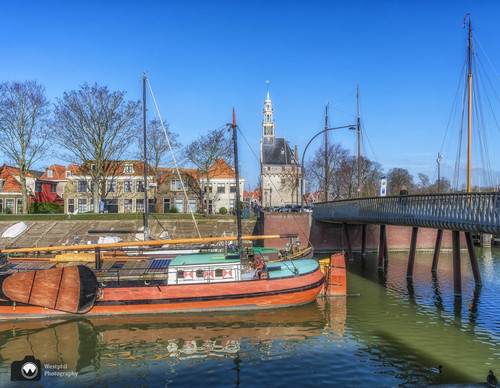 Oud schip bij brug