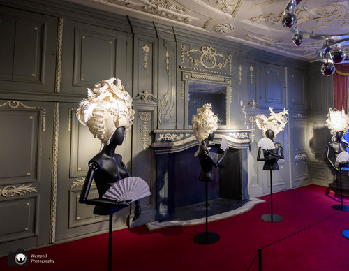 Tentoongestelde pruiken op poppen