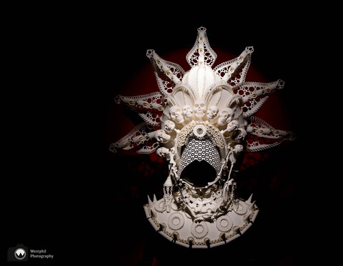 Groot wit masker in museum