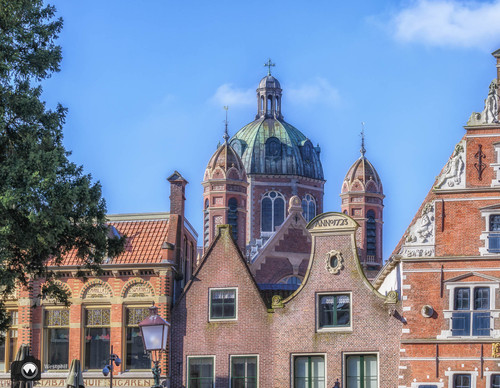 Huizen met daarachter basiliek en torentjes