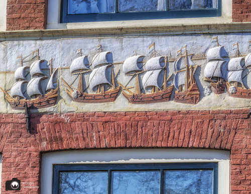 Gravure van schepen op een muur