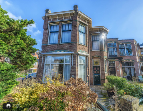 Rij jaren 30 huizen met erkers