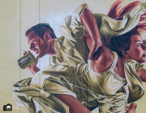 Wandschildering van dynamische man en vrouw