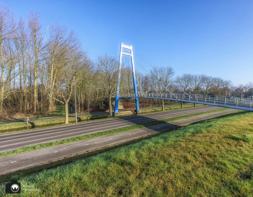 IJzeren brug over weg