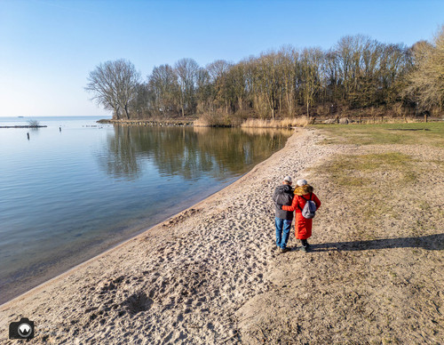 Laura en Adriaan op de rug bij water
