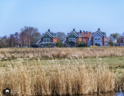 gekleurde huizen van nabijgelegen woonwijk