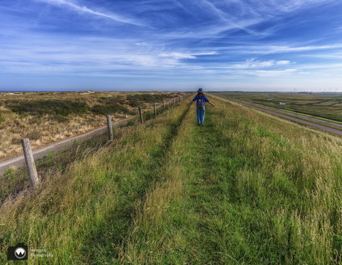 laura met armen wij op de dijk