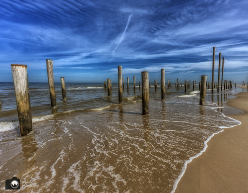 palen in de zee aan het strand