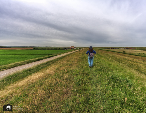 laura van achter gezien op een grasdijk